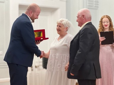 Глава города наградил семейные пары медалями за 50-летний юбилей совместной жизни