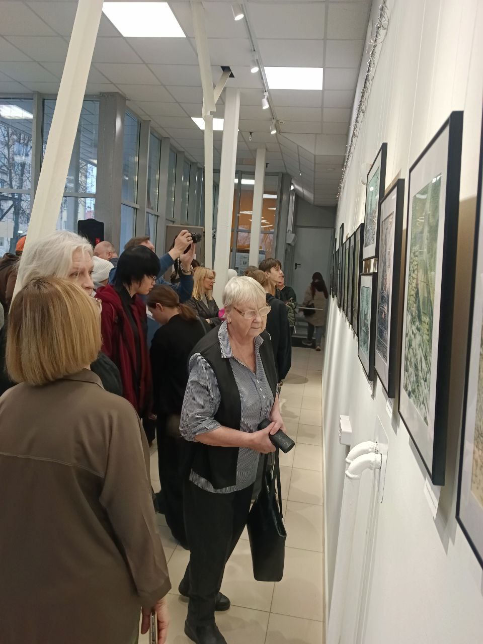 В областной библиотеке открылась персональная выставка в Пскове известного московского художника-графика Евгения Ладыгина "Ода русской зиме" В областной библиотеке открылась персональная выставка в Пскове известного московского художника-графика Евгения Ладыгина "Ода русской зиме"