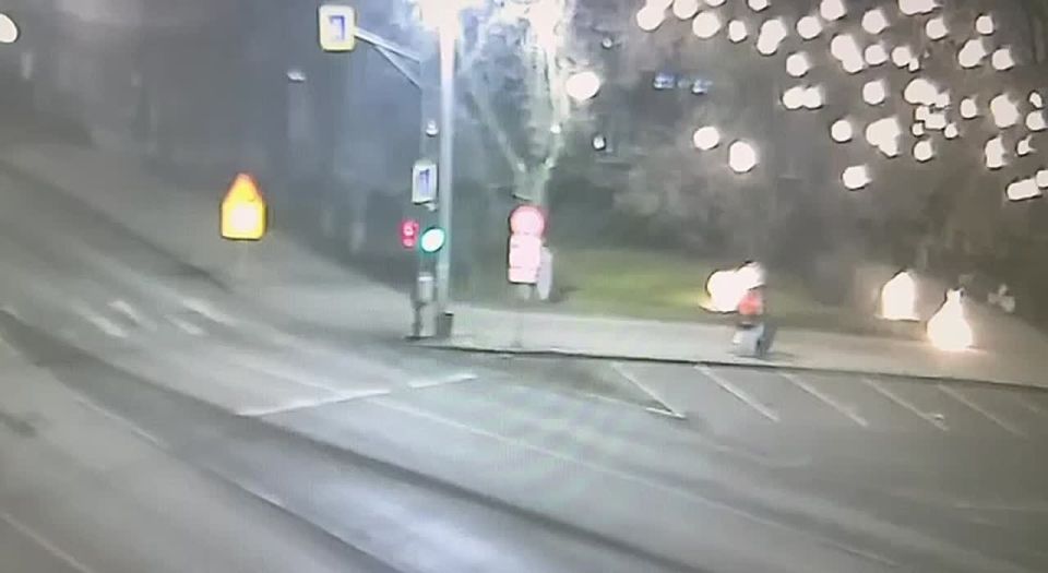 Видео ночного ДТП на Октябрьской площади в Пскове, с уничтожением столба и светофора