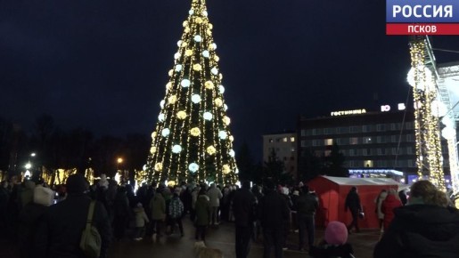 На центральной площади Великих Лук прошло яркое открытие городской елки
