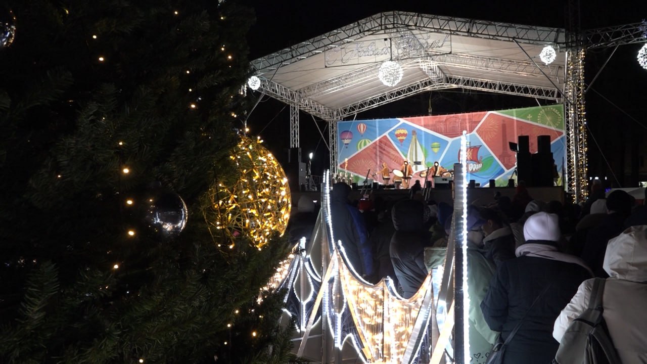 Снега нет, но настроение в южной столице региона новогоднее Снега нет, но настроение в южной столице региона новогоднее