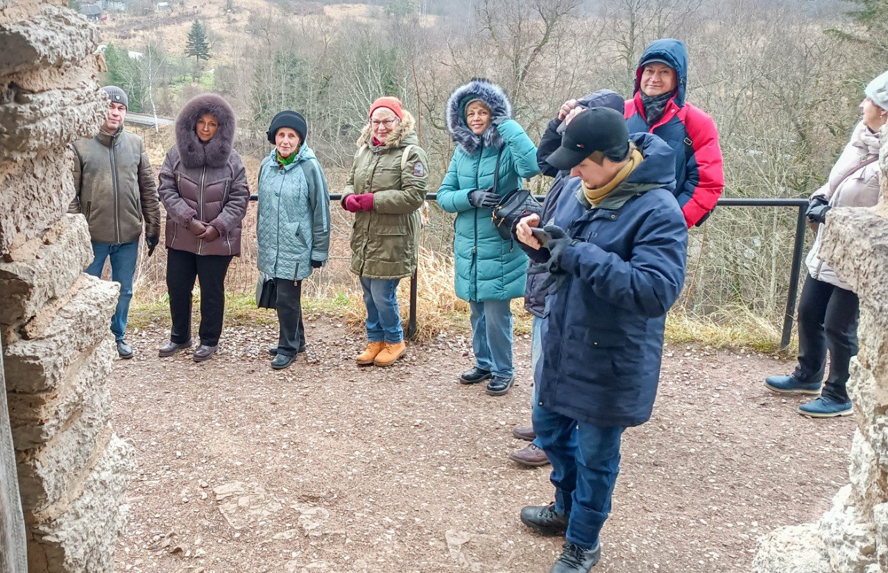 Ветераны и сотрудники псковского ведомства МЧС России посетили Изборск Ветераны и сотрудники псковского ведомства МЧС России посетили Изборск