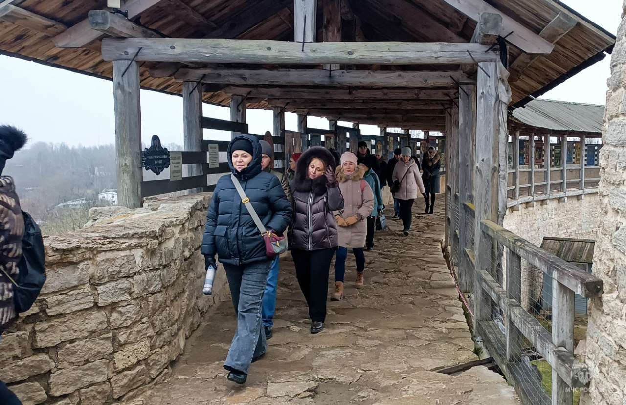 Ветераны и сотрудники псковского ведомства МЧС России посетили Изборск Ветераны и сотрудники псковского ведомства МЧС России посетили Изборск