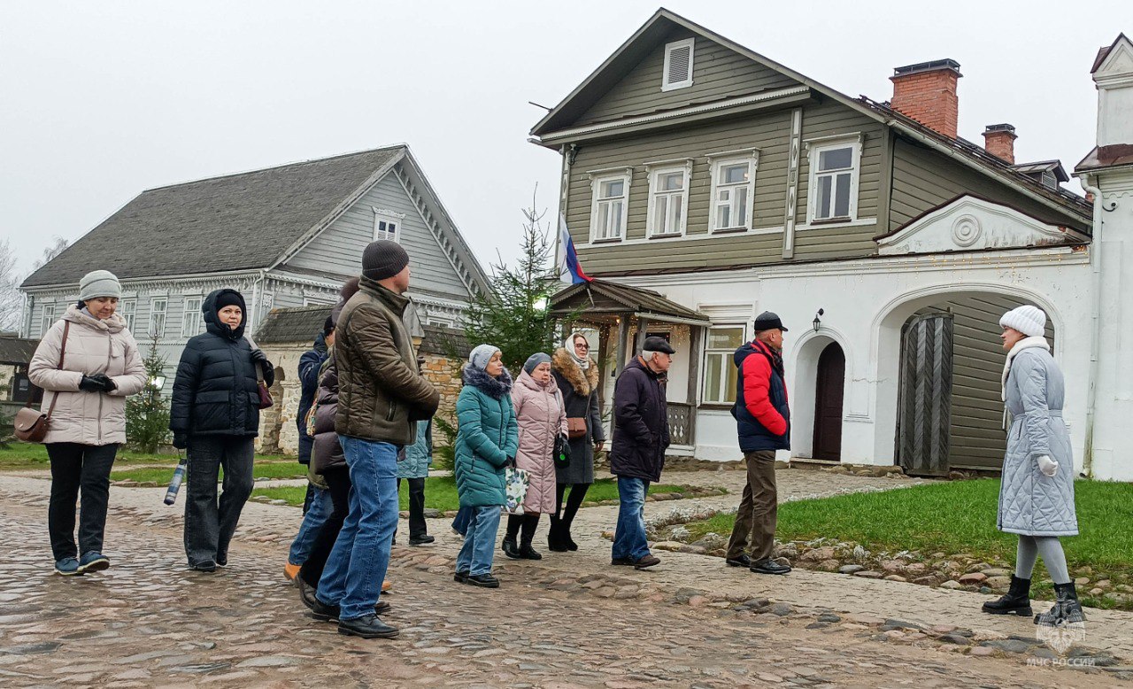 Ветераны и сотрудники псковского ведомства МЧС России посетили Изборск Ветераны и сотрудники псковского ведомства МЧС России посетили Изборск