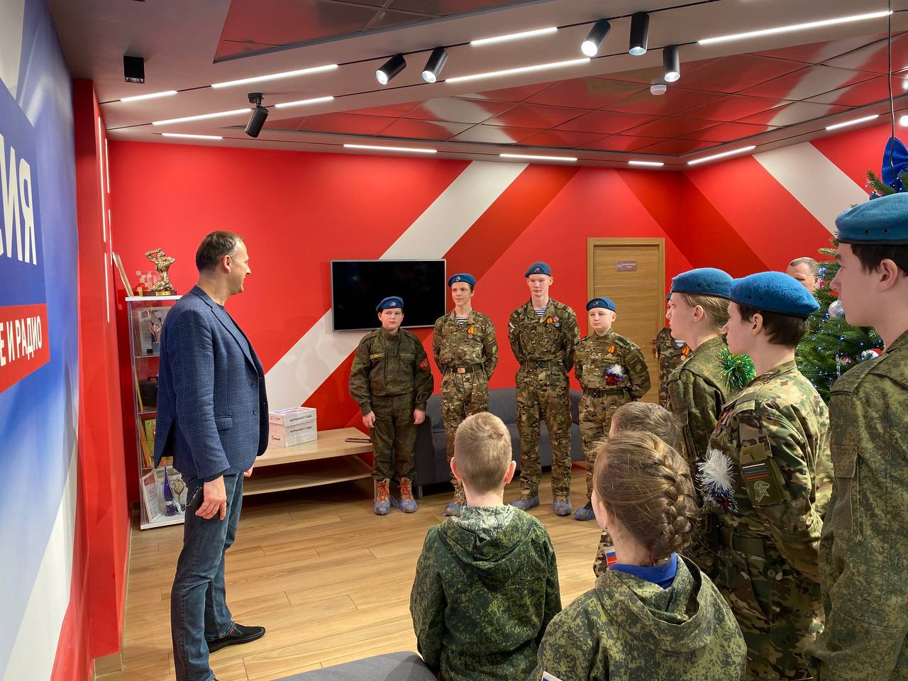 Курсанты ВПК "Беркут" посетили ГТРК "Псков" на эксклюзивной экскурсии — в качестве победителей конкурса-поздравлений с нашим юбилеем