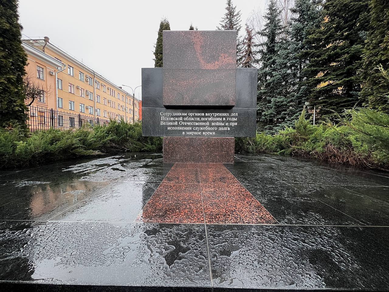 Памятный знак сотрудникам ОВД в Пскове отремонтировали
