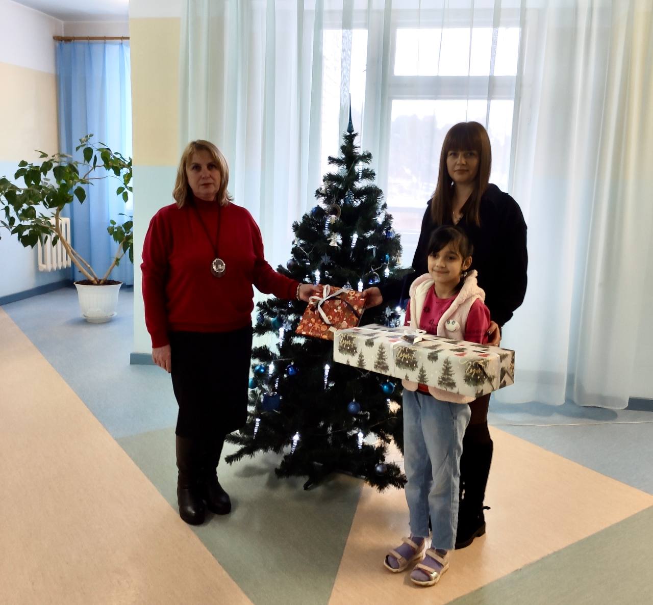 Избирательная комиссия Псковской области уже не первый год принимает участие в благотворительной акции Псковской области «Ёлка желаний»