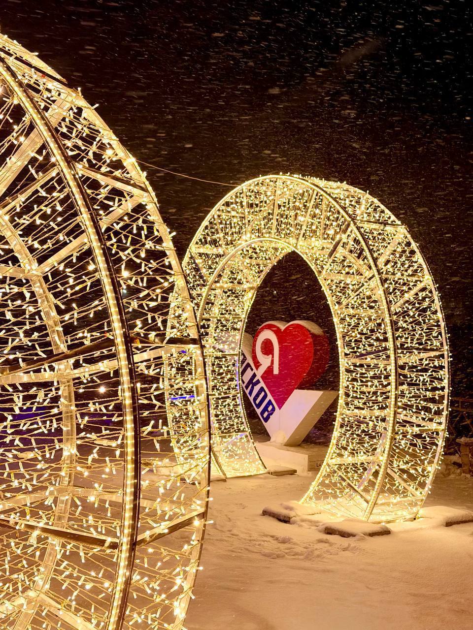 Елкин Борис: Началась заливка главного городского катка возле стелы «Я люблю Псков»