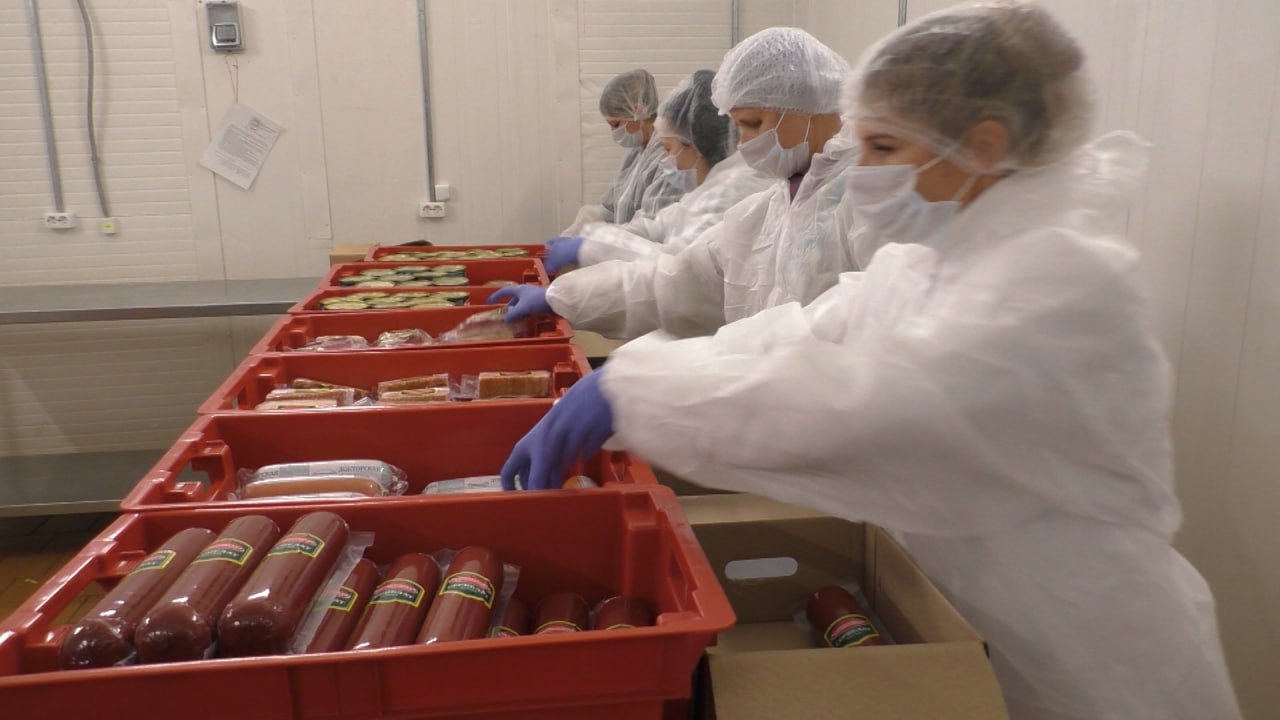 В преддверии Нового года Великолукский мясокомбинат отправил очередную партию помощи бойцам, находящимся в зоне специальной военной операции В преддверии Нового года Великолукский мясокомбинат отправил очередную партию помощи бойцам, находящимся в зоне специальной военной операции