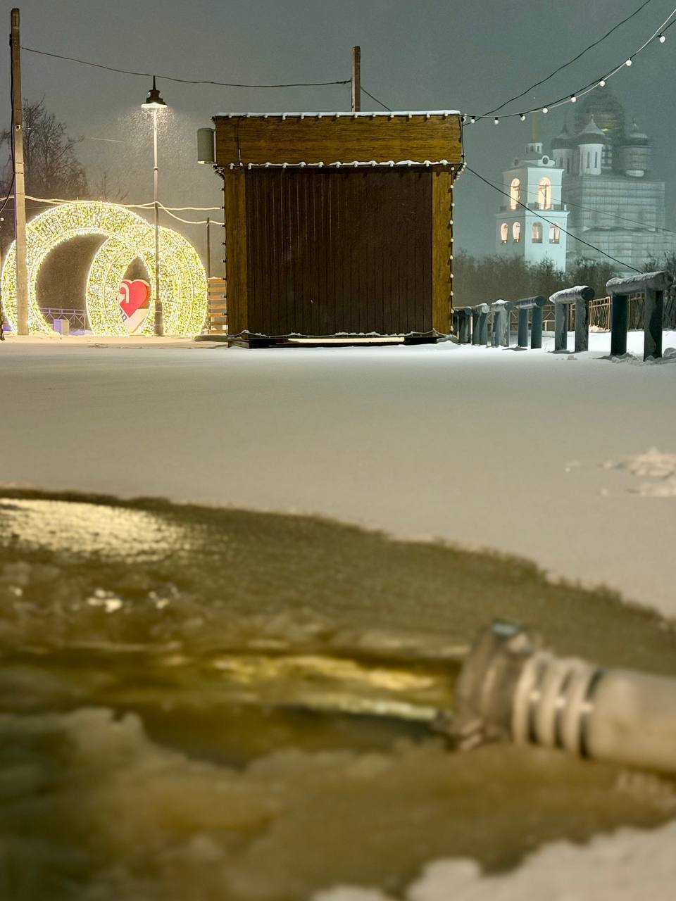 Елкин Борис: Началась заливка главного городского катка возле стелы «Я люблю Псков» Елкин Борис: Началась заливка главного городского катка возле стелы «Я люблю Псков»