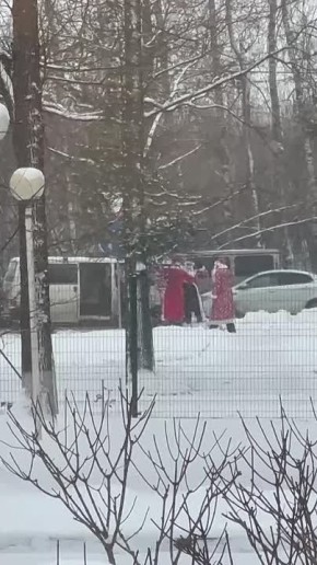 В предновогодней суете мы застали сходку Дедов Морозов, куда они и что они - непонятно, но ясно одно - Новый год все ближе