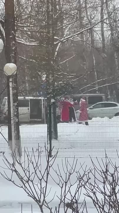 В предновогодней суете мы застали сходку Дедов Морозов, куда они и что они - непонятно, но ясно одно - Новый год все ближе