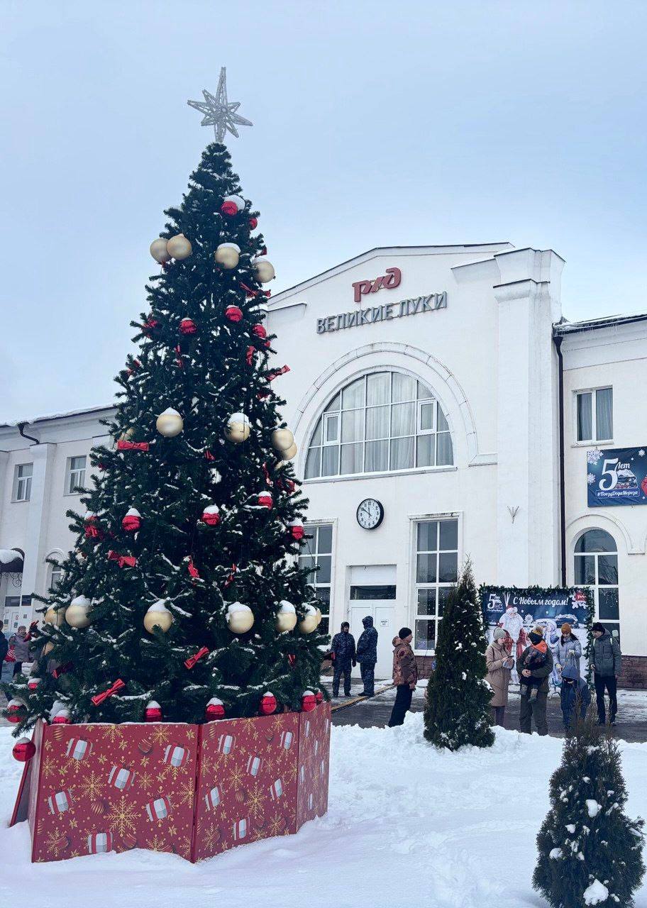 В Великих Луках транспортные полицейские обеспечили охрану правопорядка на вокзале в период стоянки Поезда Деда Мороза В Великих Луках транспортные полицейские обеспечили охрану правопорядка на вокзале в период стоянки Поезда Деда Мороза