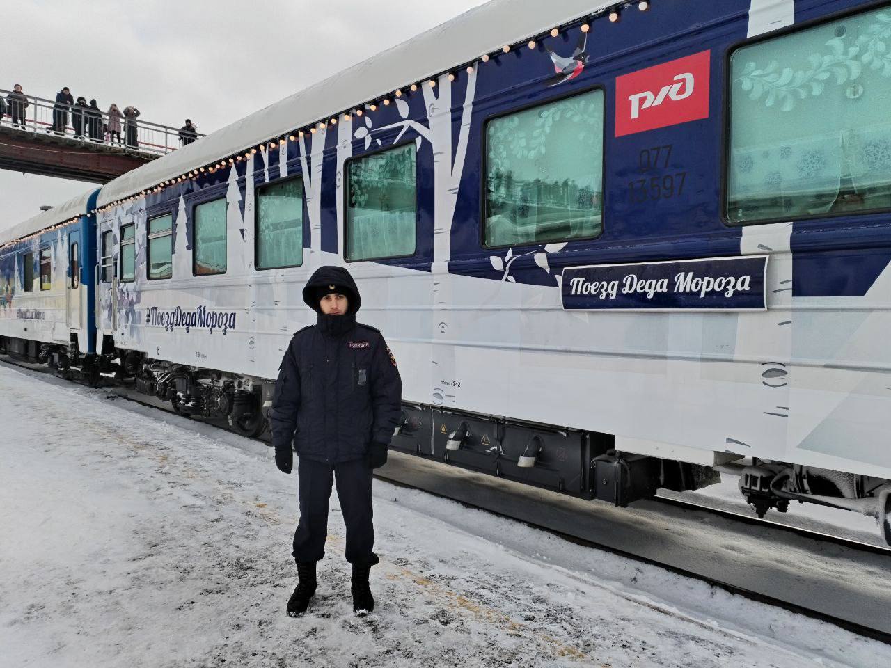 В Великих Луках транспортные полицейские обеспечили охрану правопорядка на вокзале в период стоянки Поезда Деда Мороза