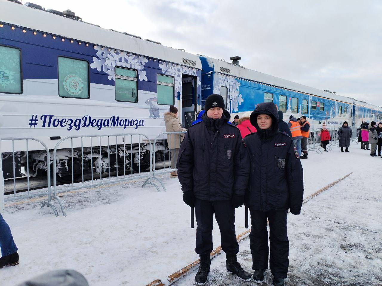 В Великих Луках транспортные полицейские обеспечили охрану правопорядка на вокзале в период стоянки Поезда Деда Мороза В Великих Луках транспортные полицейские обеспечили охрану правопорядка на вокзале в период стоянки Поезда Деда Мороза