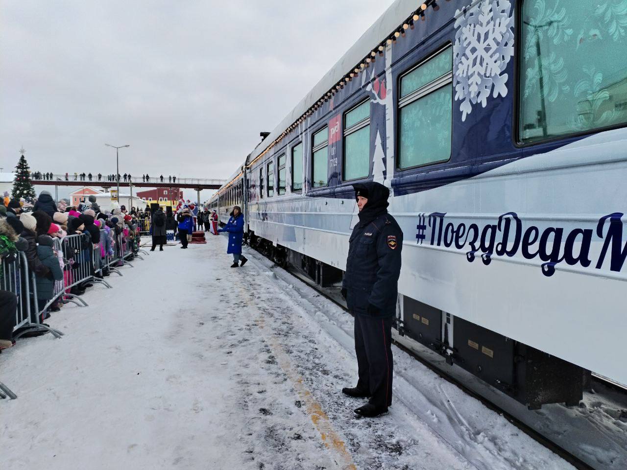 В Великих Луках транспортные полицейские обеспечили охрану правопорядка на вокзале в период стоянки Поезда Деда Мороза В Великих Луках транспортные полицейские обеспечили охрану правопорядка на вокзале в период стоянки Поезда Деда Мороза