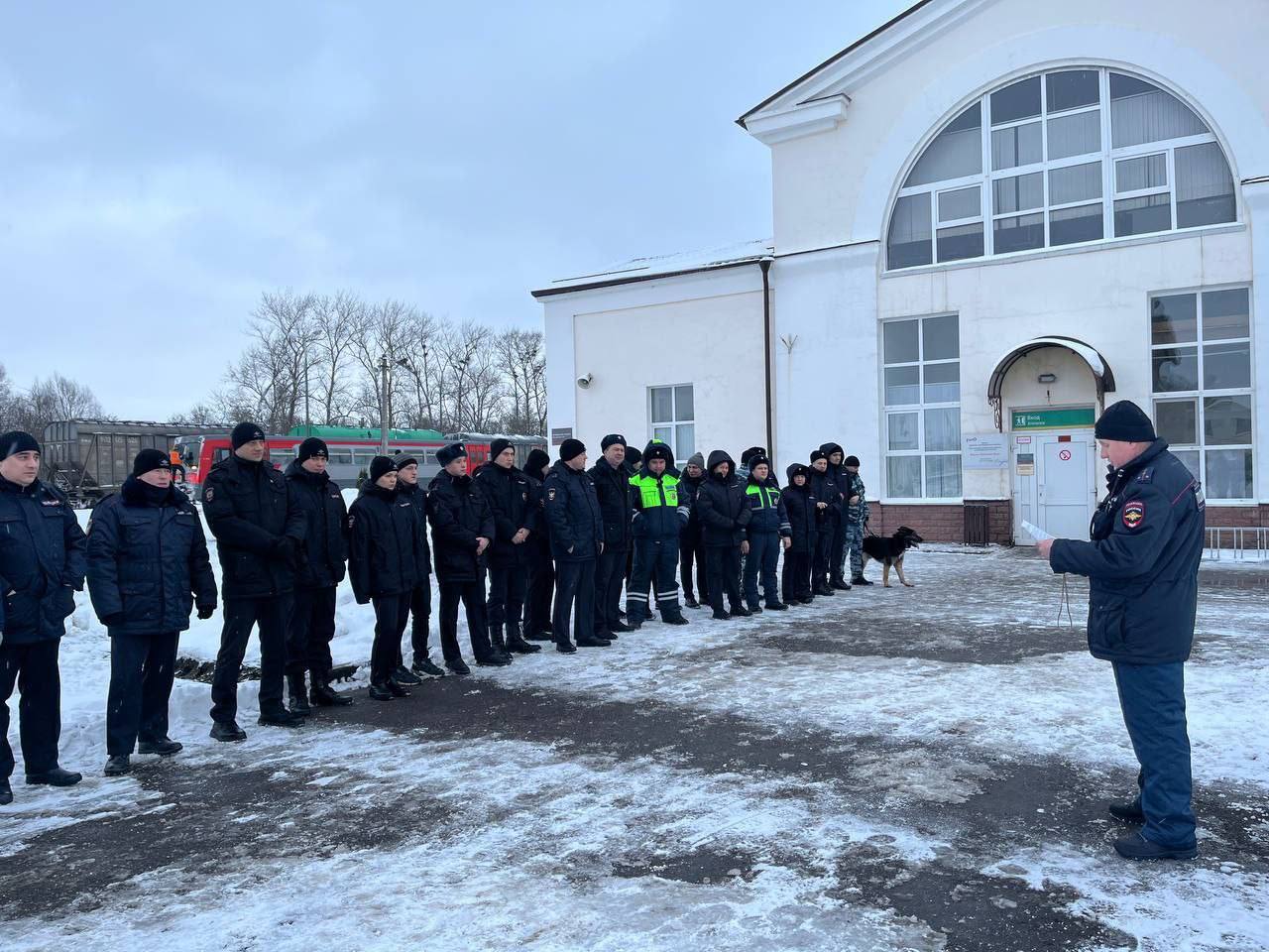 В Великих Луках транспортные полицейские обеспечили охрану правопорядка на вокзале в период стоянки Поезда Деда Мороза В Великих Луках транспортные полицейские обеспечили охрану правопорядка на вокзале в период стоянки Поезда Деда Мороза