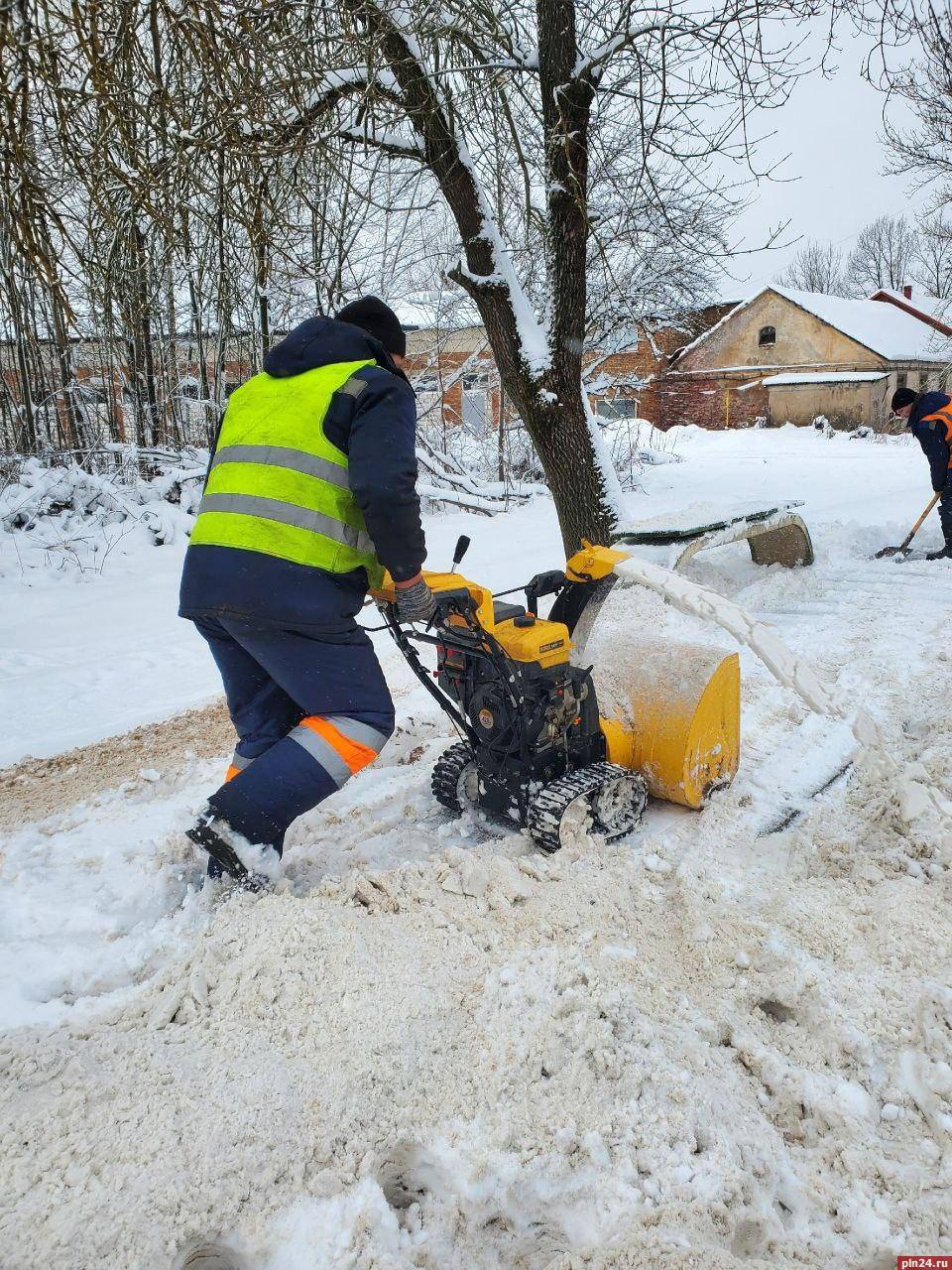 Коммунальные службы Великих Лук работают в усиленном режиме из-за погодных условий Коммунальные службы Великих Лук работают в усиленном режиме из-за погодных условий