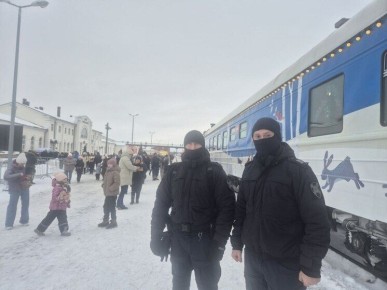 Псковские росгвардейцы обеспечили безопасность во время визита поезда Деда Мороза в Великие Луки