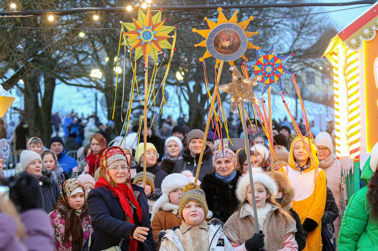 После выступлений от площадок (ориентировочно в 15.20) стартуют малые шествия, которые соединятся у библиотеки им. Василева, пройдут под стенами Псковского Кремля, по пешеходному мосту на площадку парка Строителей «Псков -...