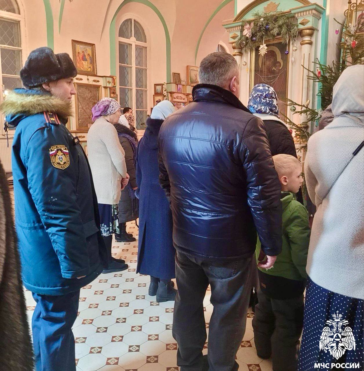 Рождество под защитой. В ночь Рождества Христова тысячи верующих отправились в храмы на торжественные службы Рождество под защитой. В ночь Рождества Христова тысячи верующих отправились в храмы на торжественные службы