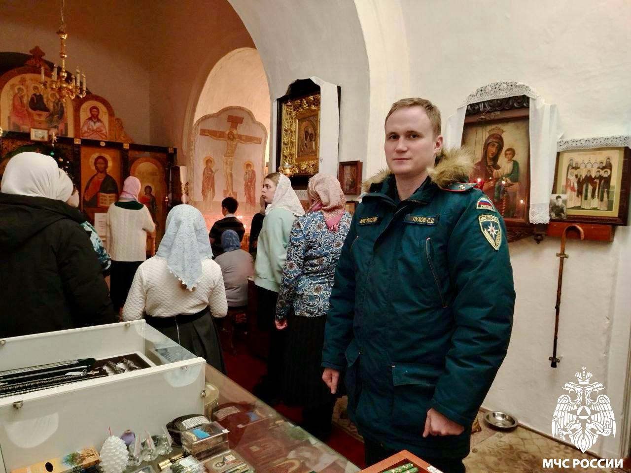 Рождество под защитой. В ночь Рождества Христова тысячи верующих отправились в храмы на торжественные службы Рождество под защитой. В ночь Рождества Христова тысячи верующих отправились в храмы на торжественные службы