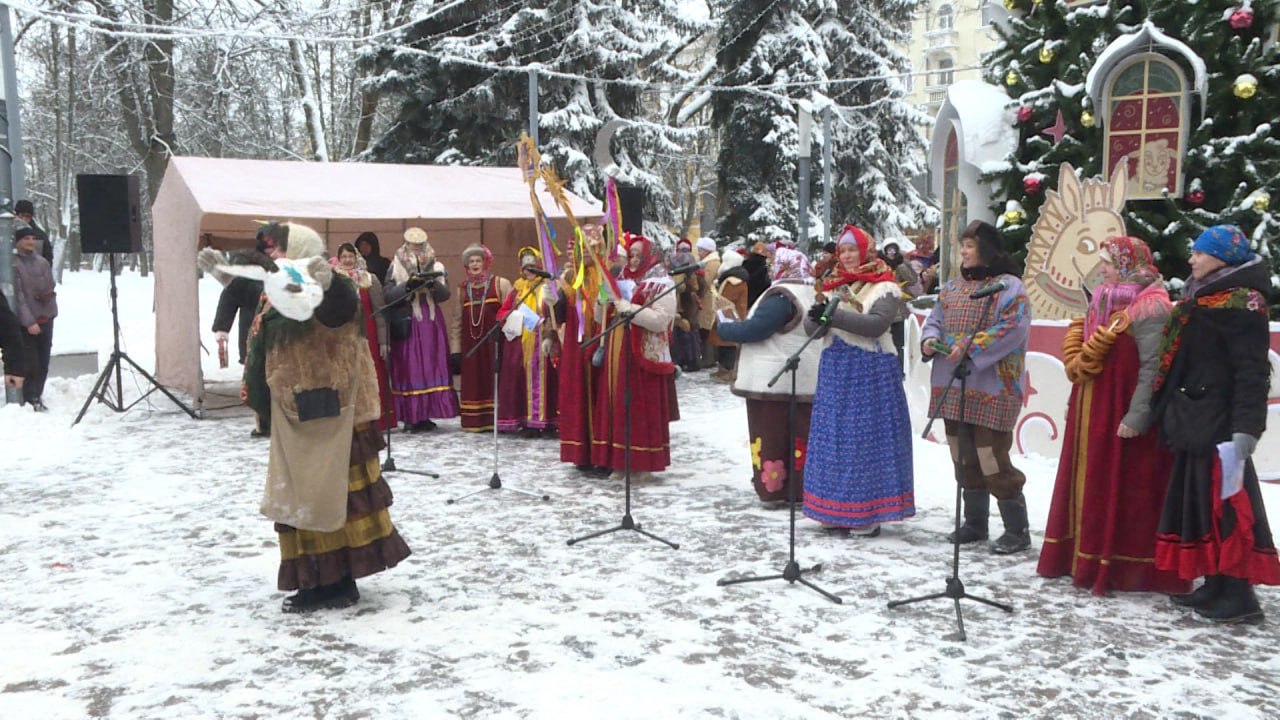 Массовыми народными гуляниями отметили сегодня Рождество Христово в Пскове Массовыми народными гуляниями отметили сегодня Рождество Христово в Пскове