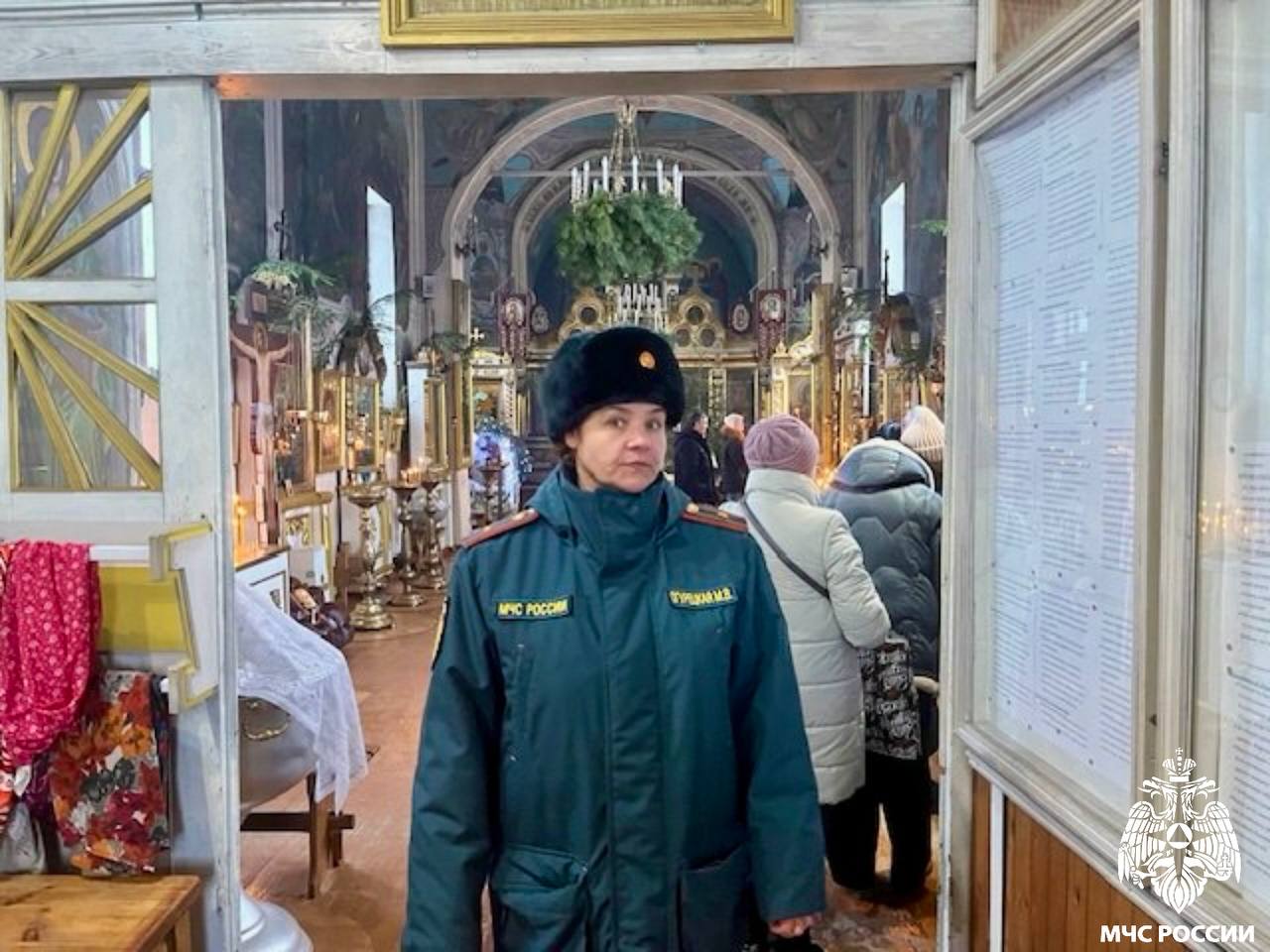 Рождество под защитой. В ночь Рождества Христова тысячи верующих отправились в храмы на торжественные службы Рождество под защитой. В ночь Рождества Христова тысячи верующих отправились в храмы на торжественные службы