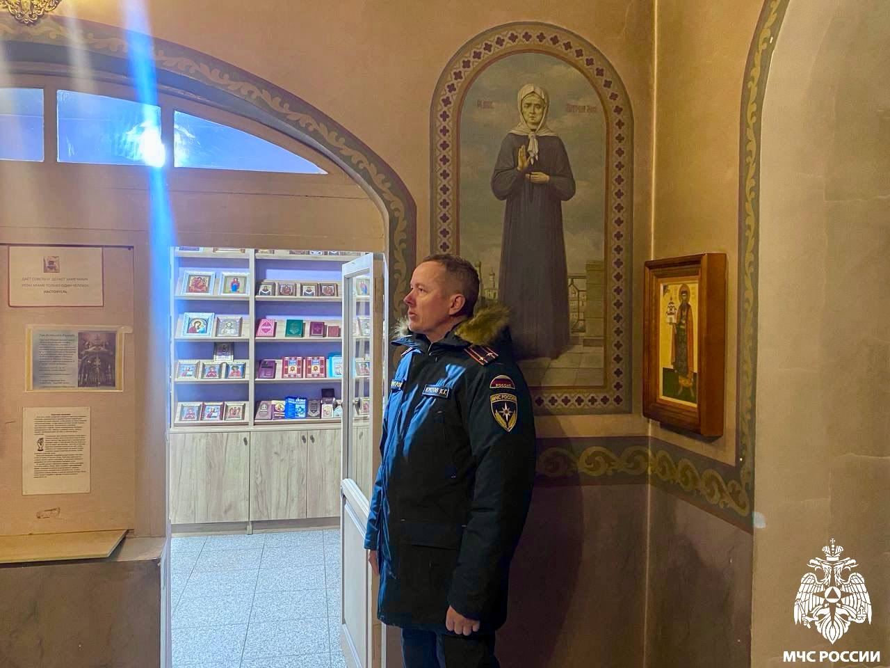 Рождество под защитой. В ночь Рождества Христова тысячи верующих отправились в храмы на торжественные службы Рождество под защитой. В ночь Рождества Христова тысячи верующих отправились в храмы на торжественные службы