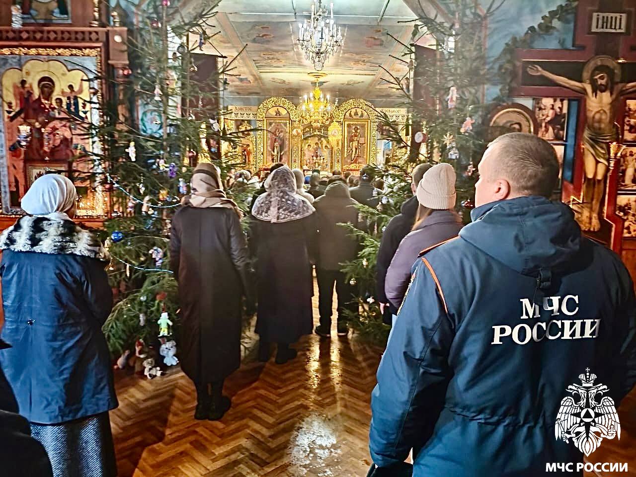 Рождество под защитой. В ночь Рождества Христова тысячи верующих отправились в храмы на торжественные службы Рождество под защитой. В ночь Рождества Христова тысячи верующих отправились в храмы на торжественные службы