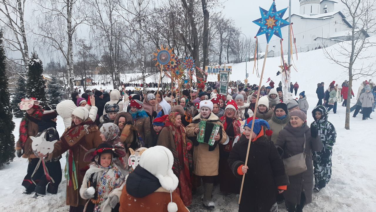 Рождественское шествие проходит в Пскове Рождественское шествие проходит в Пскове
