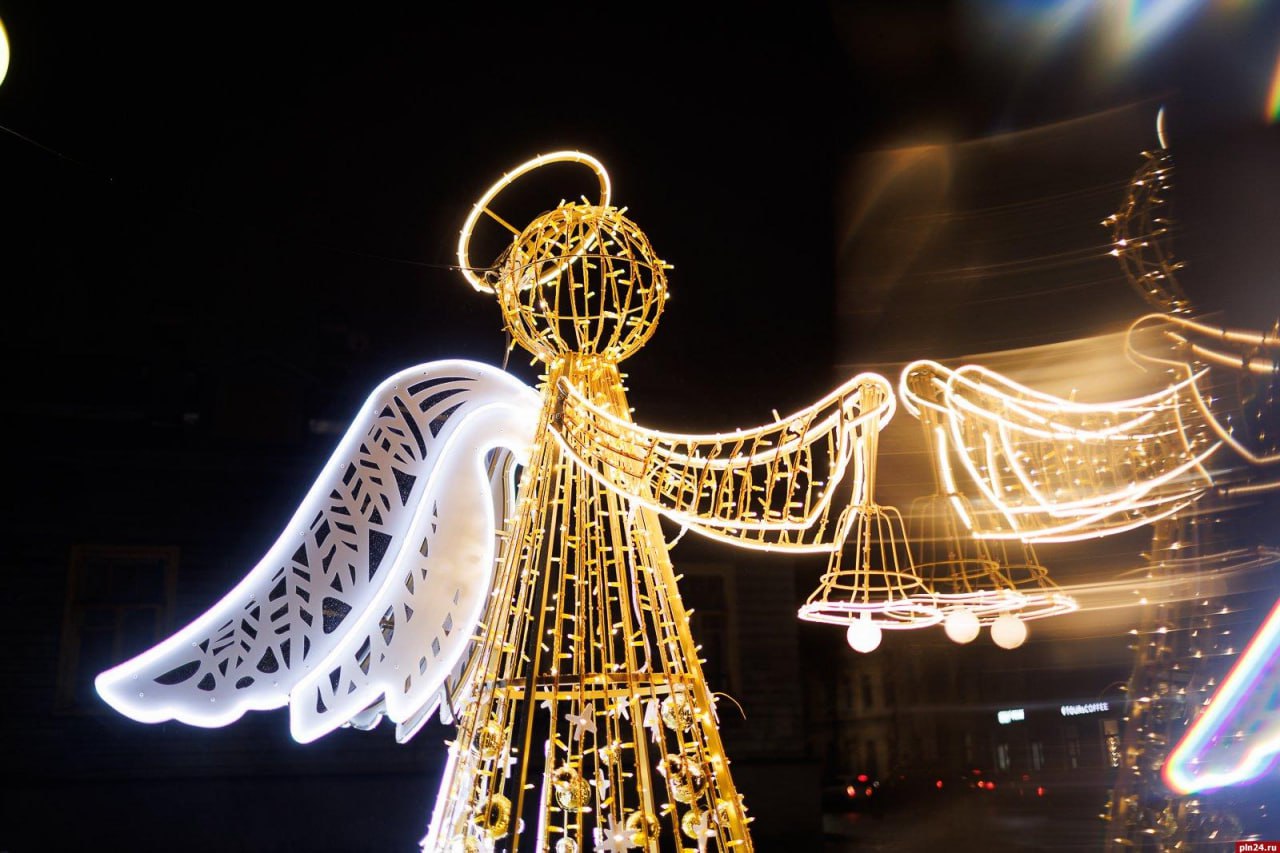 Чудо Рождества в Пскове. 7 января центр Пскова, включая Финский парк и Парк Строителей, встречал тысячи горожан и туристов