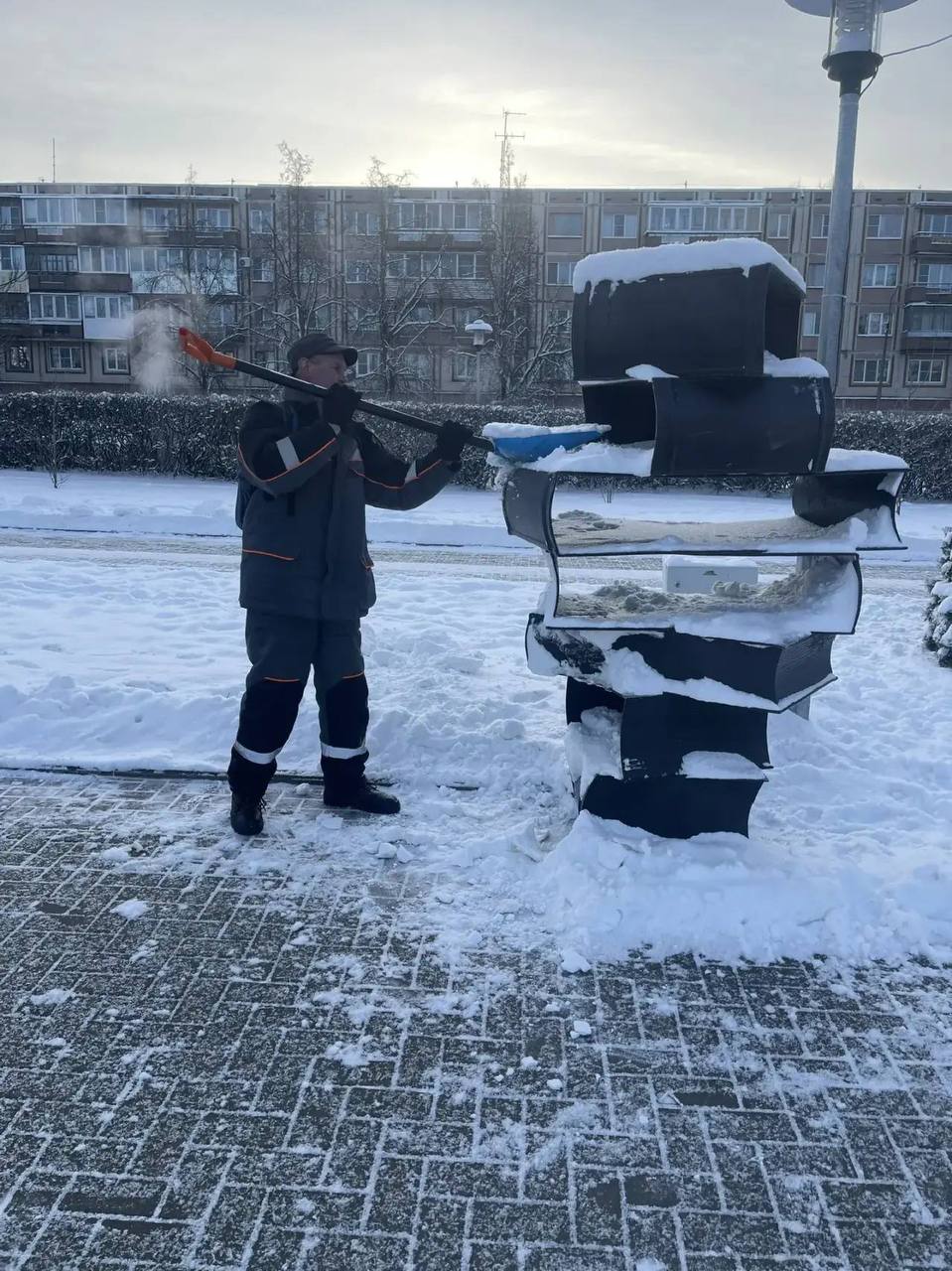 Елкин Борис: Пока одна техника чистит дороги, другая работает в скверах и парках Елкин Борис: Пока одна техника чистит дороги, другая работает в скверах и парках