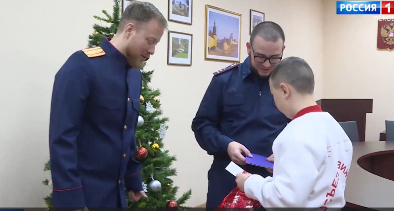 Активисты "Движения Первых" поздравили сотрудников служб, которые работают в праздники