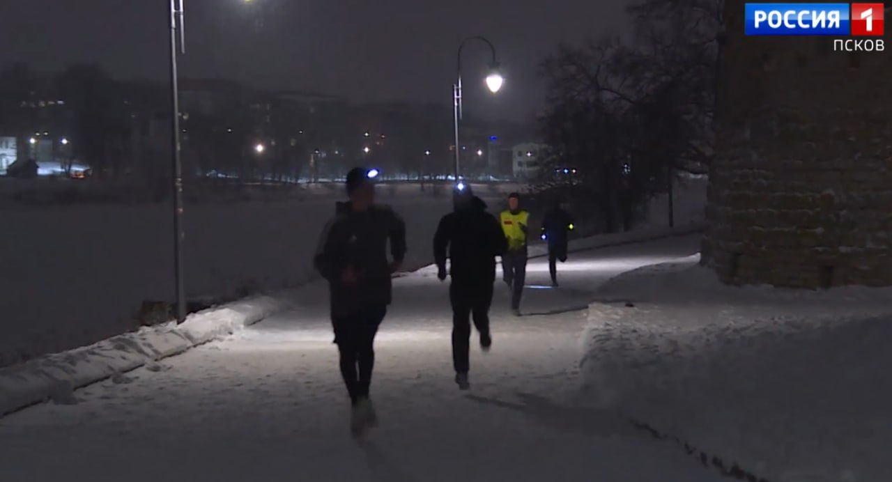 В Пскове прошел ночной Рождественский пробег