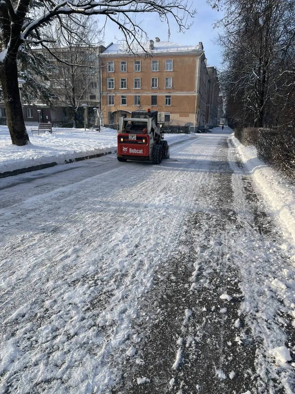 Елкин Борис: Пока одна техника чистит дороги, другая работает в скверах и парках Елкин Борис: Пока одна техника чистит дороги, другая работает в скверах и парках