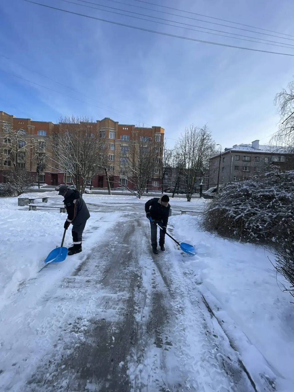 Елкин Борис: Пока одна техника чистит дороги, другая работает в скверах и парках Елкин Борис: Пока одна техника чистит дороги, другая работает в скверах и парках