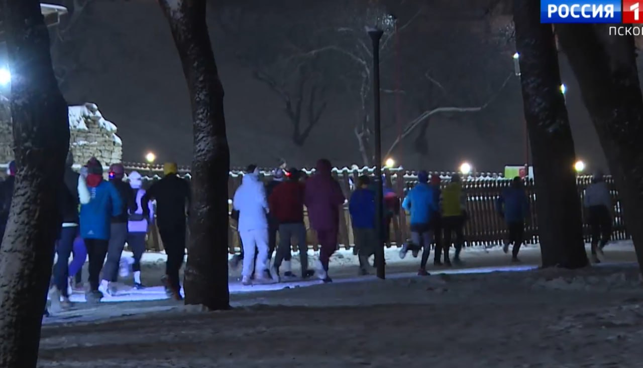 В Пскове прошел ночной Рождественский пробег В Пскове прошел ночной Рождественский пробег