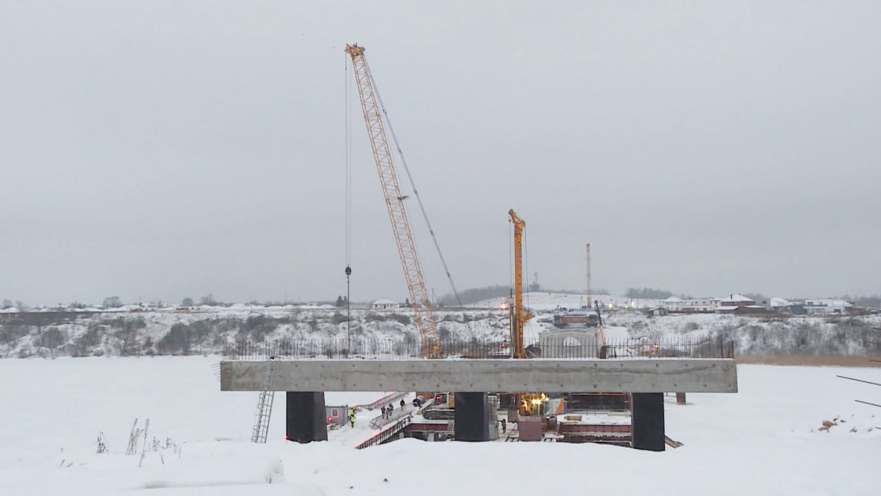 Несмотря на мороз и снегопад, строительство Северного обхода в Пскове продолжается без задержек, сообщают в министерстве транспорта и дорожного хозяйства Псковской области
