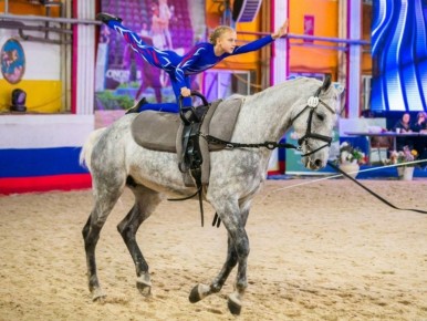 Таисия Степанова, воспитанница спортивной школы олимпийского резерва «Надежда» и гимназии №28, стала кандидатом в мастера спорта по конному спорту