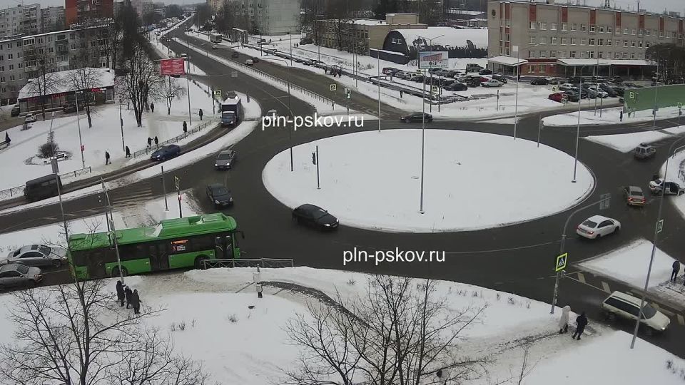 В Пскове водитель «Фольксвагена» протаранил полицейскую «Ладу»