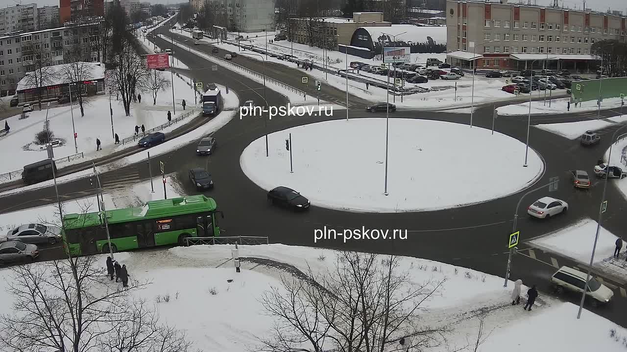 В Пскове водитель «Фольксвагена» протаранил полицейскую «Ладу»