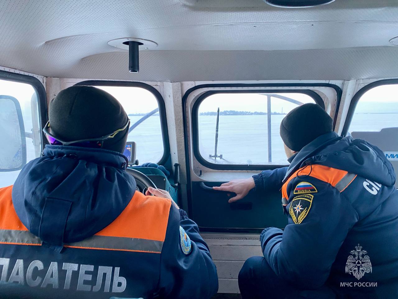 Помощь с материка. Во время сезонных рисков любая попытка пересечь водоем может обернуться трагедией