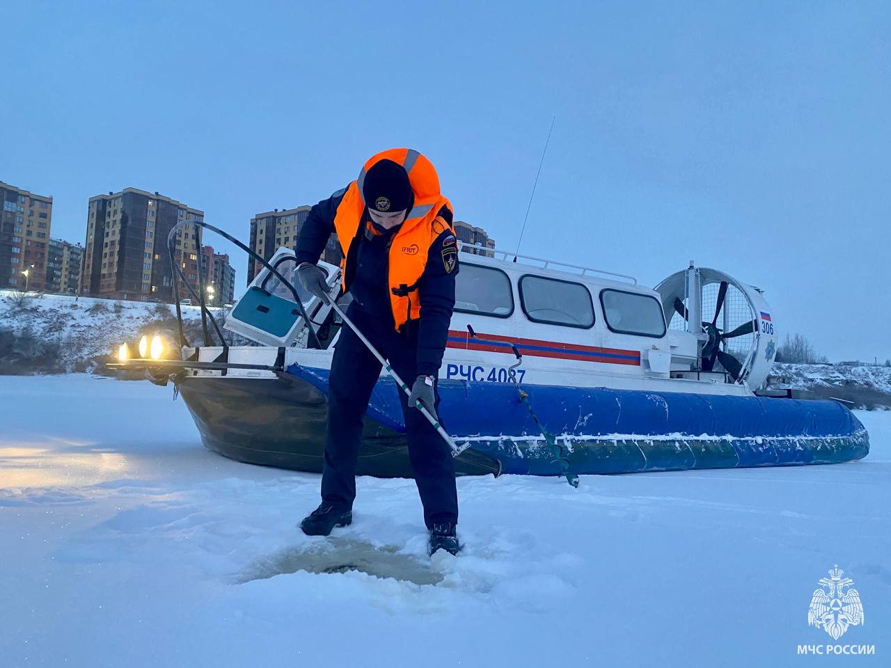 Помощь с материка. Во время сезонных рисков любая попытка пересечь водоем может обернуться трагедией Помощь с материка. Во время сезонных рисков любая попытка пересечь водоем может обернуться трагедией