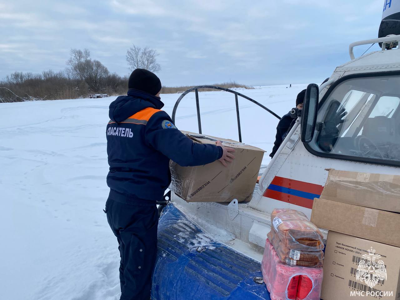 Помощь с материка. Во время сезонных рисков любая попытка пересечь водоем может обернуться трагедией Помощь с материка. Во время сезонных рисков любая попытка пересечь водоем может обернуться трагедией