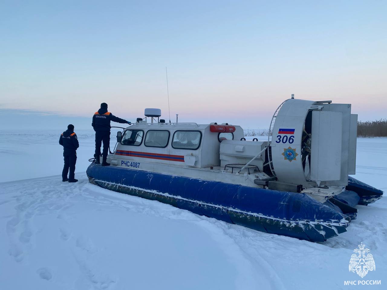 Помощь с материка. Во время сезонных рисков любая попытка пересечь водоем может обернуться трагедией Помощь с материка. Во время сезонных рисков любая попытка пересечь водоем может обернуться трагедией