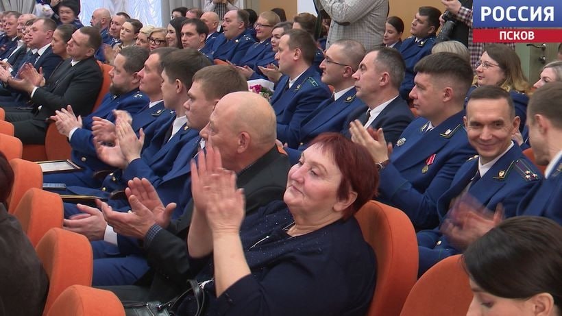 Благодарственные письма Правительства области вручил сегодня губернатор Михаил Ведерников сотрудникам региональной прокуратуры Благодарственные письма Правительства области вручил сегодня губернатор Михаил Ведерников сотрудникам региональной прокуратуры