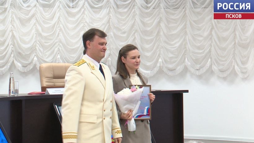 Благодарственные письма Правительства области вручил сегодня губернатор Михаил Ведерников сотрудникам региональной прокуратуры