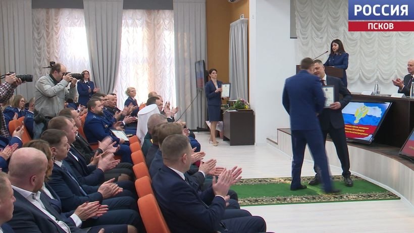 Благодарственные письма Правительства области вручил сегодня губернатор Михаил Ведерников сотрудникам региональной прокуратуры Благодарственные письма Правительства области вручил сегодня губернатор Михаил Ведерников сотрудникам региональной прокуратуры