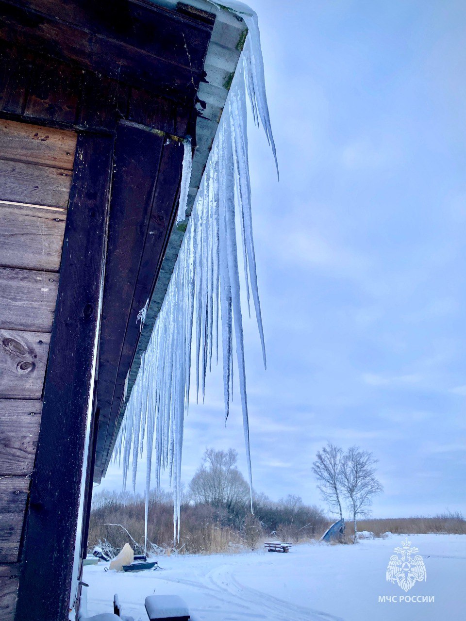 Ледяной удар. Сосульки и наледи на крышах – привычное зимнее явление